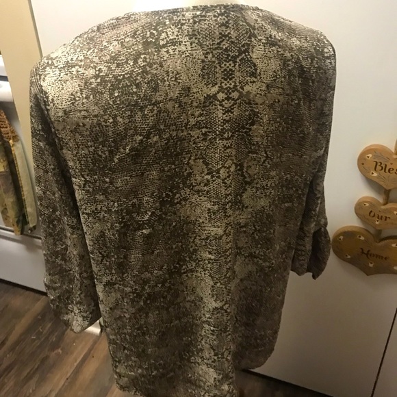 Dr2 lapel v-neck blouse 3/4 buttoned sleeves - Picture 4 of 5